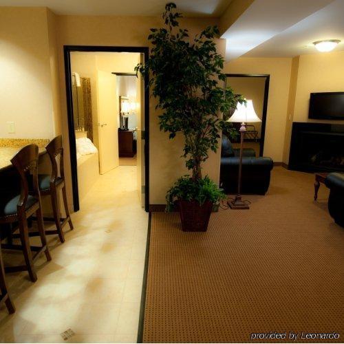 Grand Hotel At Bridgeport Tigard Room photo