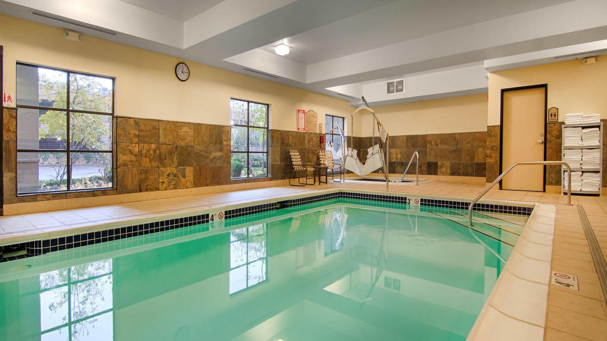 Grand Hotel At Bridgeport Tigard Exterior photo